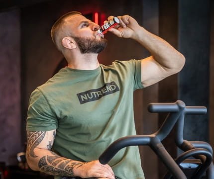 Hombre entrenando para aumentar fuerza y masa muscular