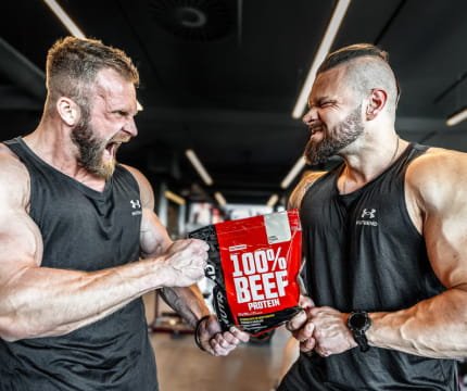Hombre entrenando para aumentar fuerza y masa muscular