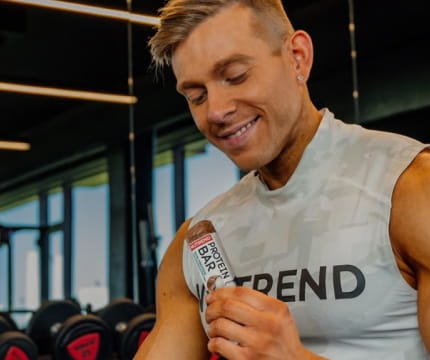 Hombre entrenando para aumentar fuerza y masa muscular