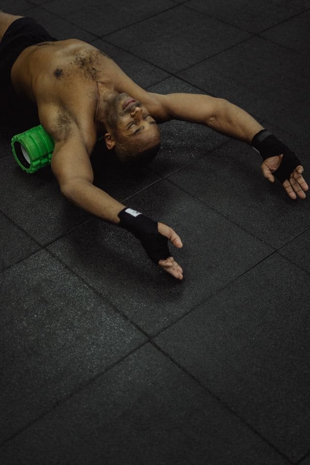 Hombre entrenando para aumentar fuerza y masa muscular